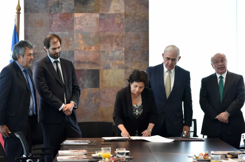 La firma de este protocolo se llevó a cabo en Santiago con la ministra de minería, Aurora Williams, y los más altos representantes de Sonami y Enami. FOTO MINISTERIO DE MINERÍA