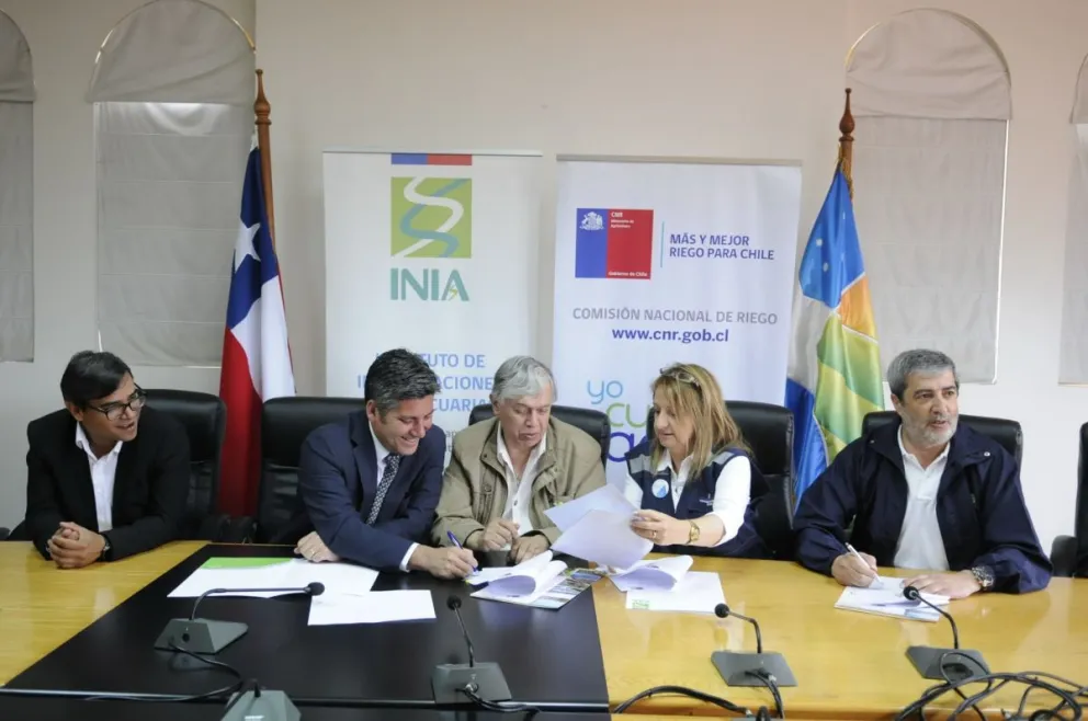 Las actividades del ministro en la zona incluyeron la firma de un Convenio entre el INIA y la CNR para establecer un Centro de Transferencia en Riego en la región. FOTO ANDREA CANTILLANES
