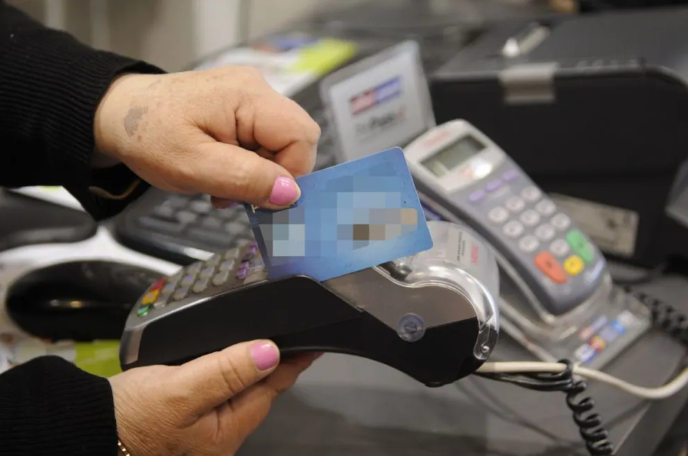 El estudio da cuenta de la situación de las personas de todo el país en relación a la banca y tarjetas de crédito no bancarias, además de créditos de consumo e hipotecarios. FOTO ANDREA CANTILLANES