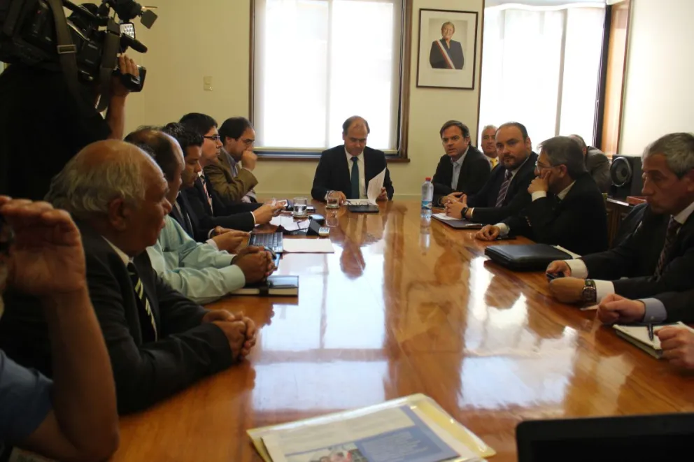 Autoridades y dirigentes de Coquimbo encabezados por el alcalde, Marcelo Pereira, sostuvieron una reunión en Santiago ayer con el titular del MOP, Alberto Undurraga, quien les explicó detalles del proyecto. FOTO CEDIDA