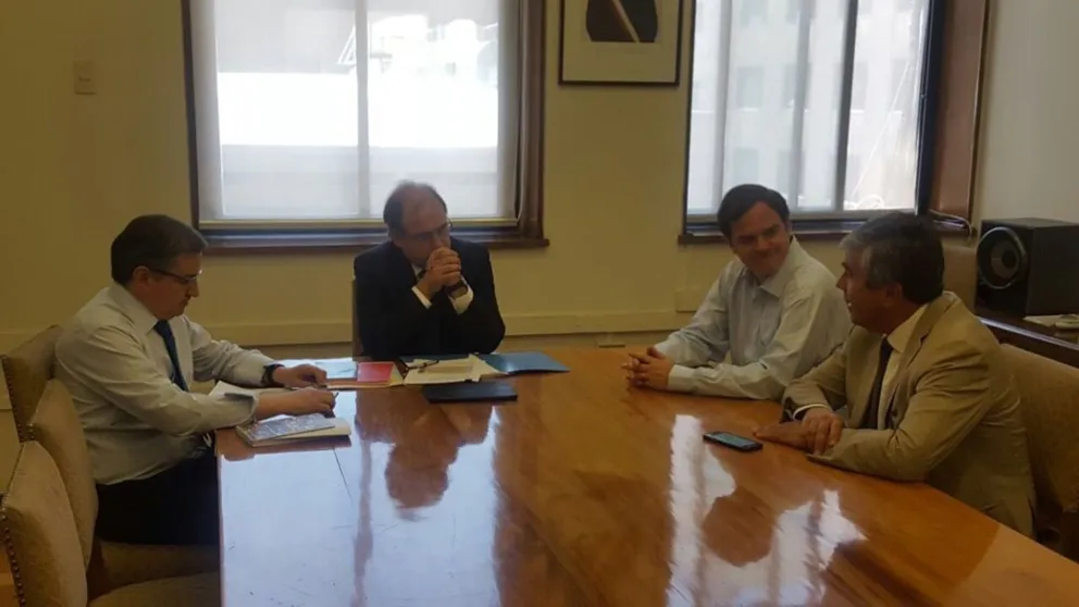 El encuentro entre el edil de Vicuña y el ministro Undurraga se concretó esta semana en la capital, oportunidad es que analizaron los proyectos proyectados para esta comuna. FOTO CEDIDA