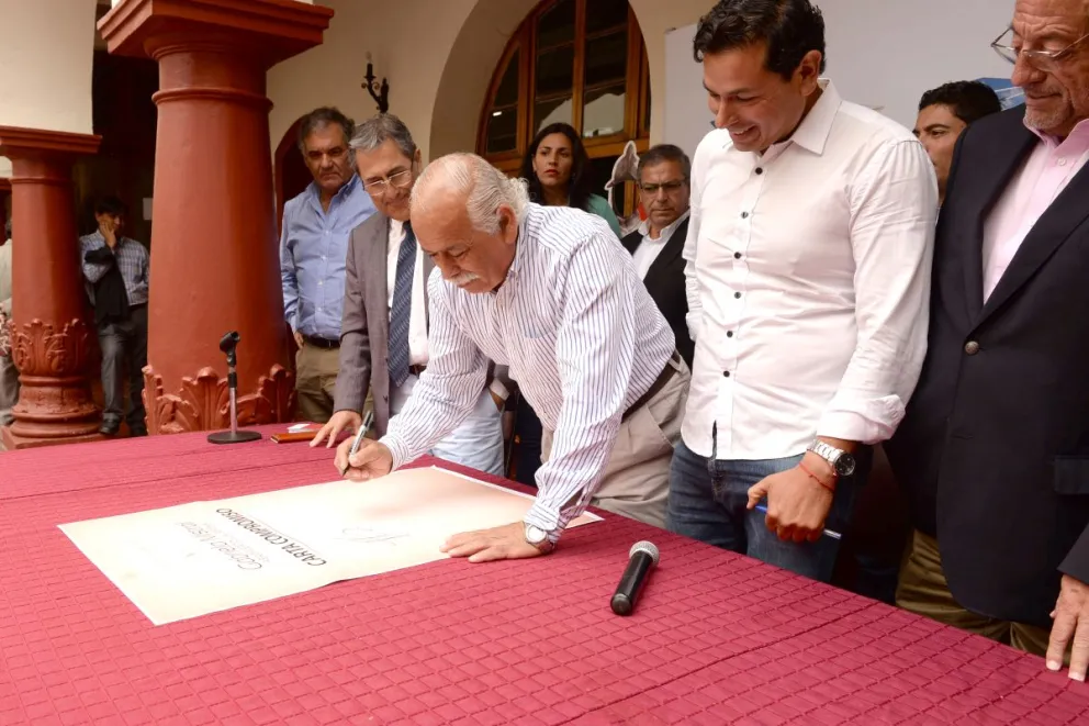 Miembros del Frente por la defensa de La Florida, el alcalde Roberto Jacob, parlamentarios y miembros del concejo regional firmaron ayer una carta compromiso para defender la terminal aérea serenense. FOTO CEDIDA