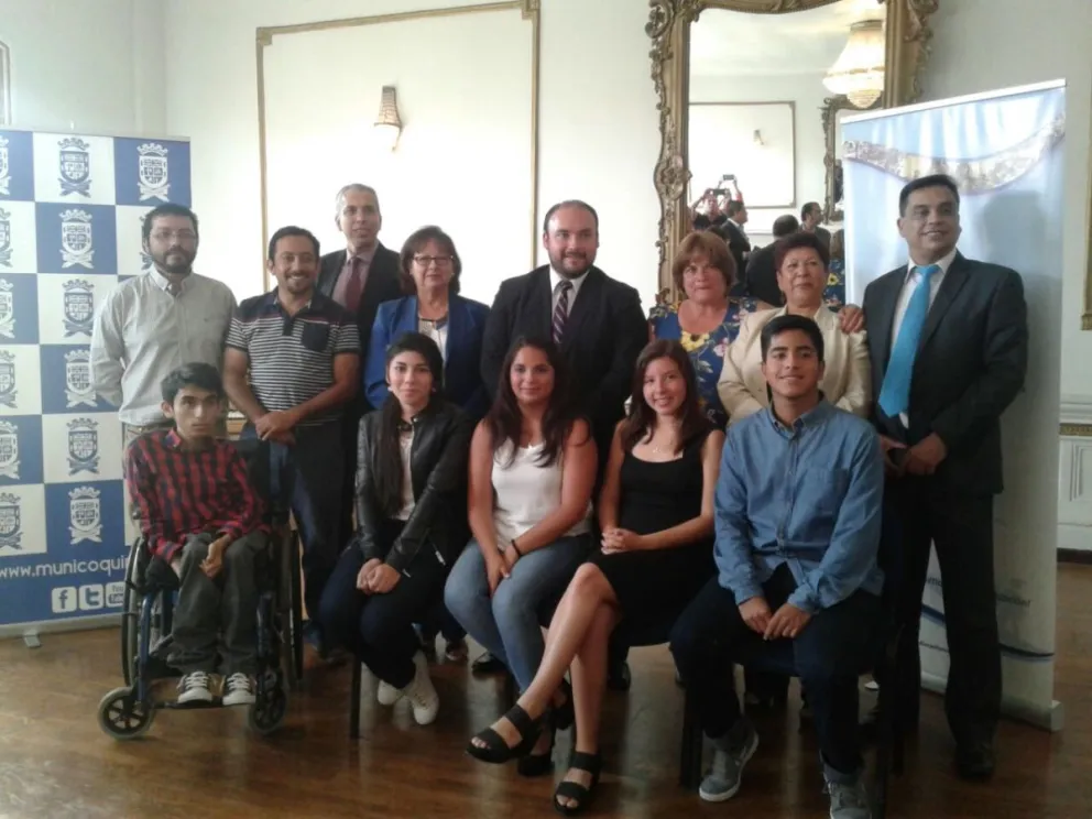 Los alumnos destacados en compañía de las autoridades