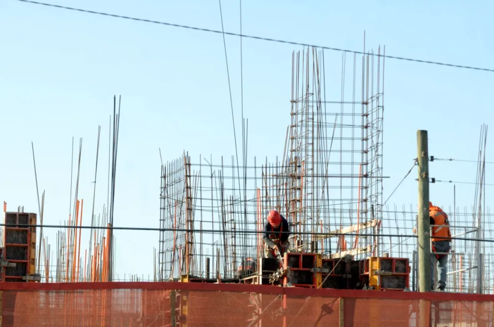 La construcción perdió 1.860 puestos de trabajo en este trimestre y desde el rubro advierten que el escenario se mantendría en los próximos meses. FOTO ANDREA CANTILLANES