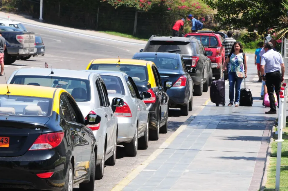 Uno de los principales reclamos de parte de los usuarios en contra del sistema establecido de taxis colectivos es el alto valor que cobran por los tramos en la conurbación. FOTO NICOLE MUÑOZ