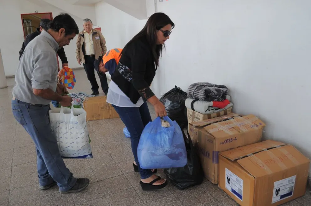 Ropa, útiles de aseo, comida no perecible y agua, son algunos de los aportes que han llegado hasta el gimnasio techado, donde poco a poco se comienza a acumular la ayuda para ser enviada a Valparaíso. (Foto Lautaro Carmona)