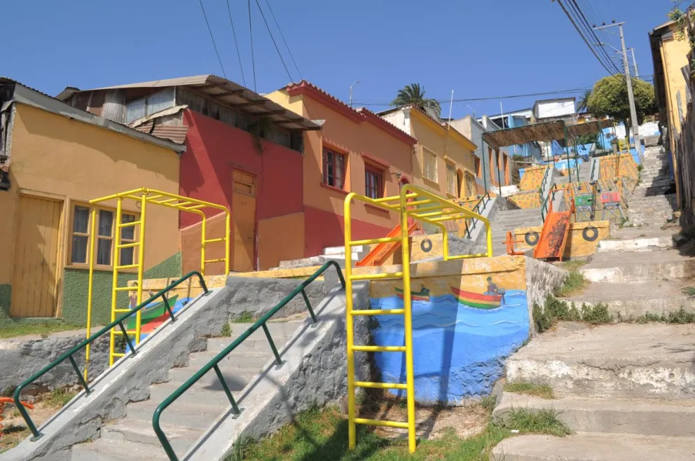 Una renovada imágen presenta la escalera Buenaventura Argandoña en la comuna de Coquimbo. Foto Lautaro Carmona