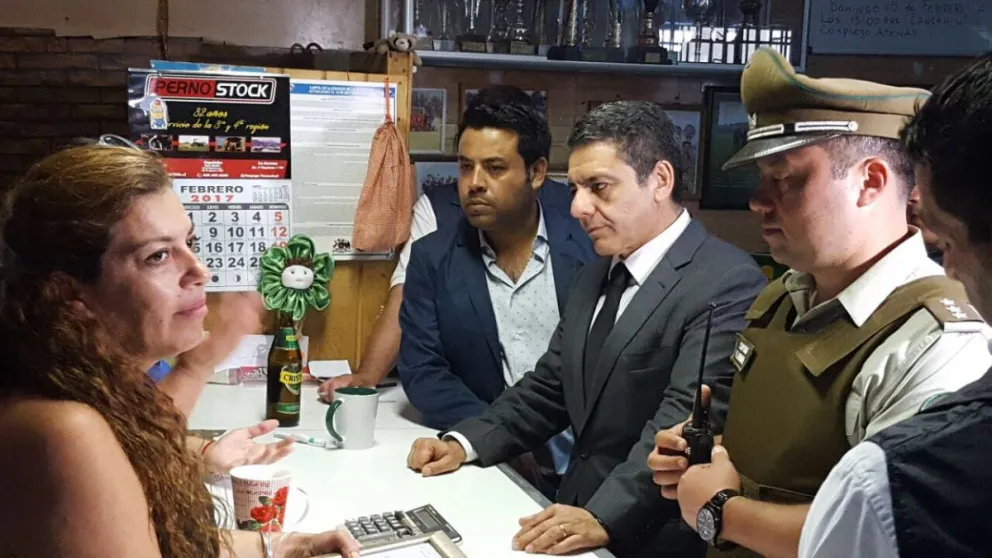 Personal municipal y las policías fiscalizaron cerca de 20 locales de la zona céntrica y el Barrio Inglés Foto: Diario El Día