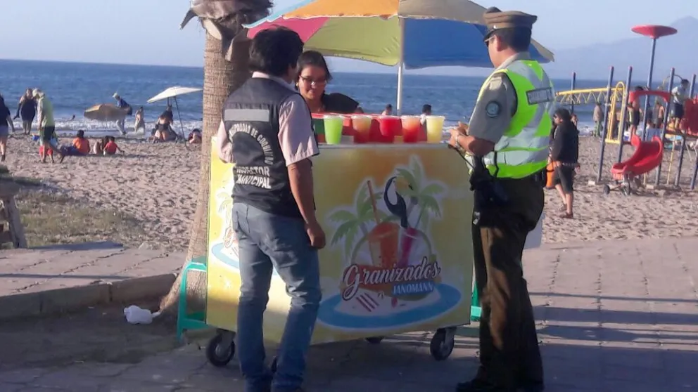 Los carros que vendan productos en la zona costera, deben además de contar con permiso municipal, tener resolución sanitaria al día, lo que permite evitar infracciones por comercio ilegal Foto: El Día