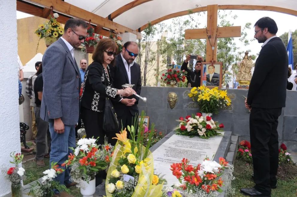 La familia Pereira, encabezada por Lila Peralta y sus hijos Marcelo, Óscar y Rodrigo homenajearon como cada año a su padre en el Cementerio Municipal de Coquimbo Foto:Lautaro Carmona