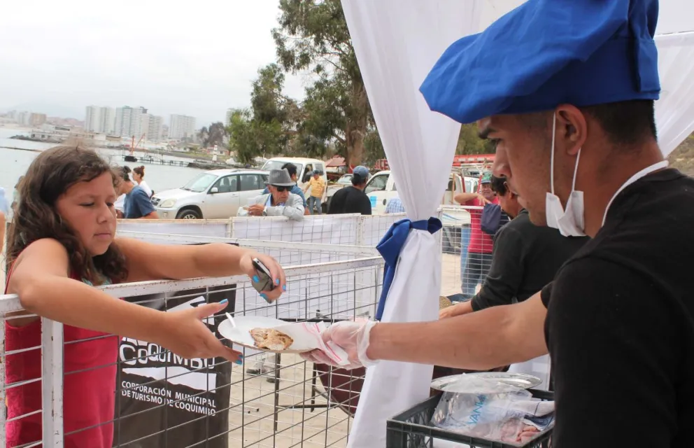 Pescado asado y a la plancha, fueron las preparaciones que pudieron disfrutar los asistentes que llegaron al sector de la playa La Herradura Foto: El Día