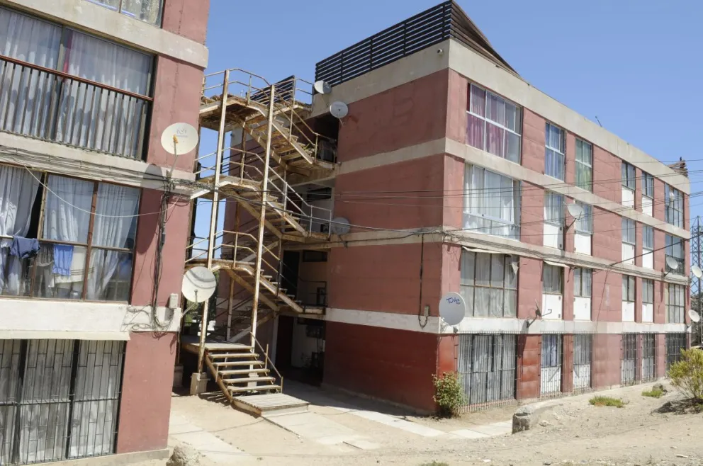 Los deterioros que presentan ambas torres de departamentos son importantes, por esta razón se hace necesaria la restauración de este condominio para el bienestar de todos sus habitantes. Foto: Andrea Cantillanes