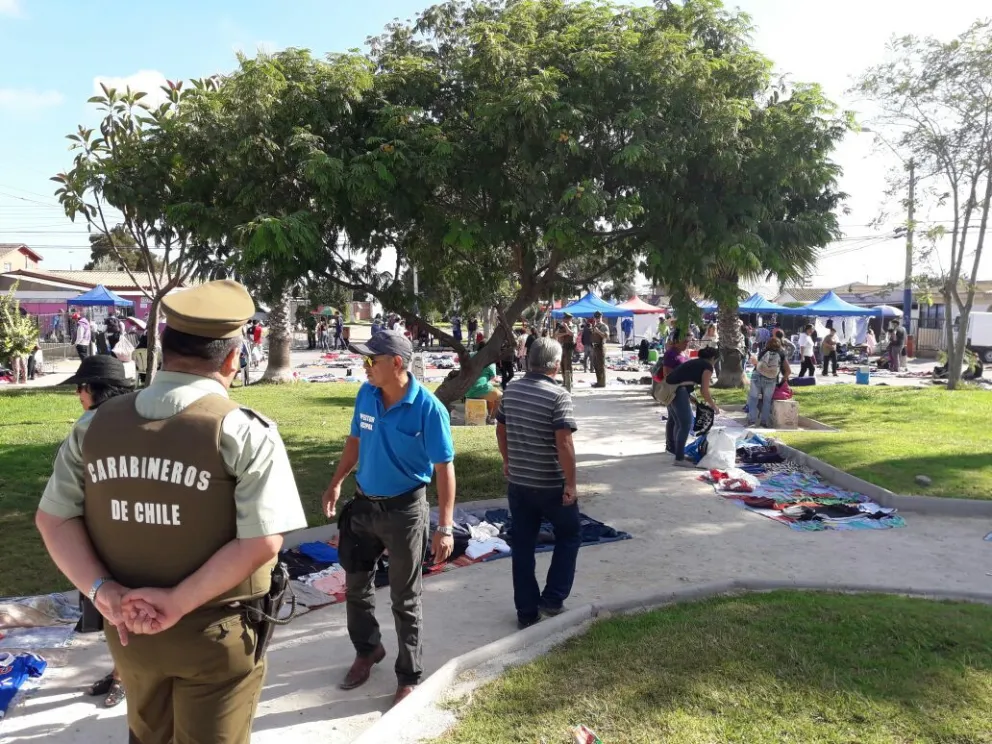 Carabineros y personal de Inspección Municipal buscarán que se evite comercializar de forma ilegal en lugares no establecidos, mientras se desarrollan las ferias libres, en diversos sectores de la comuna porteña. Foto: Diario El Día
