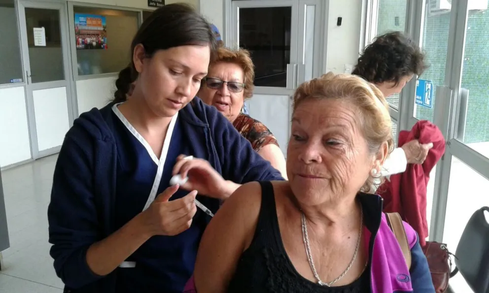 Hasta el mes de mayo se realizará la campaña de vacunación en toda la red asistencial de la región y el país, la vacuna es gratuita para toda la población prioritaria. Foto: Diario El Día
