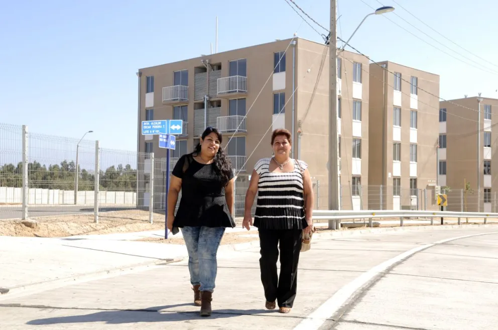 Romina Carvajal y Rosa Gallardo, se mostraron felices y emocionadas de poder concretar el sueño de la casa propia. Foto: Andrea Cantillanes