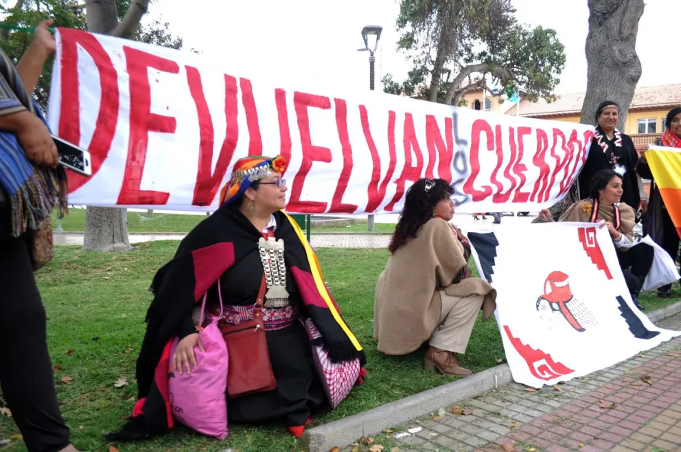 Tras la audiencia por el recurso de protección, representantes de las etnias locales se manifestaron en la Plaza de Armas de La Serena.