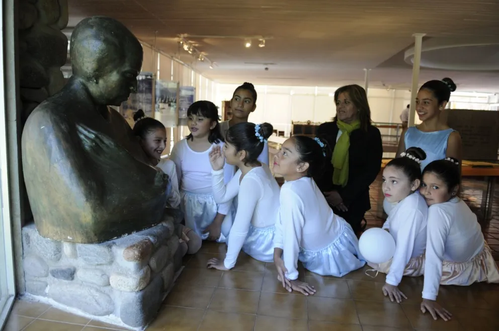 Las autoridades reconocieron a la profesora María Sonia Estay, quien recibió la influencia de Gabriela en su vida.