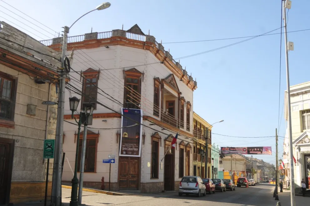El Centro Cultural Palace, fue uno de los edificios que fue evaluado por el Secplan y se determinó algunos daños en su infraestructura. Foto: Andrea Cantillanes