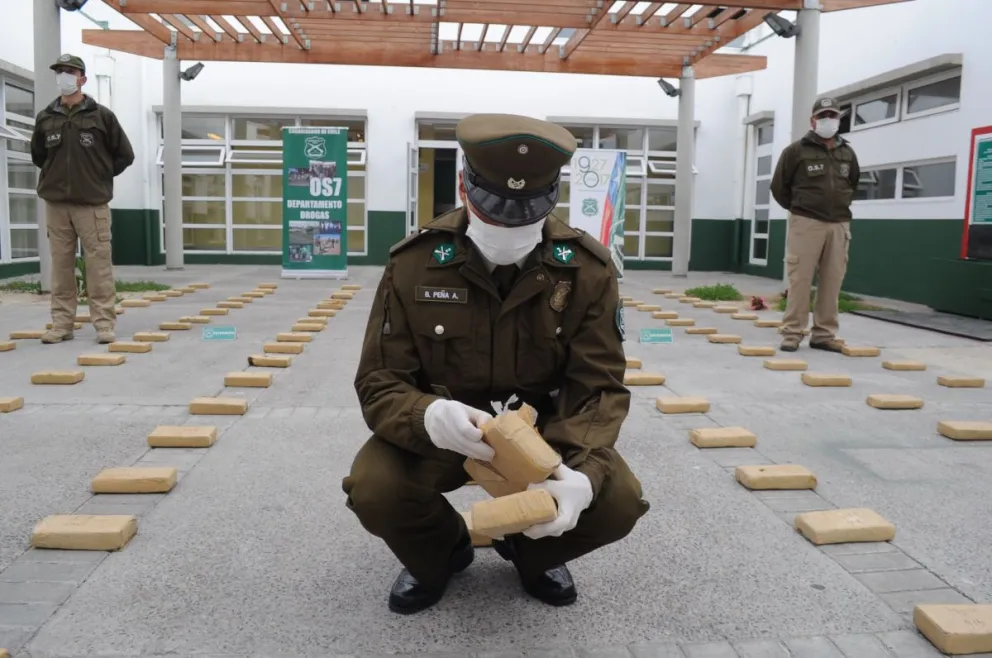 En total fueron 122 paquetes de marihuana prensada los que incautó Carabineros, droga avaluada en 206 millones de pesos. Foto: Lautaro Carmona