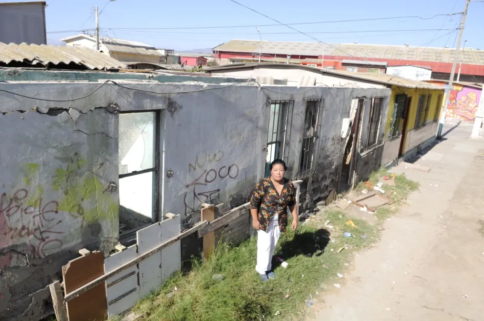 Los daños en las casas son visibles y lamentablemente no cuentan con un cierre, lo que facilita el acceso a su interior de cualquier persona. Foto: Andrea Cantillanes