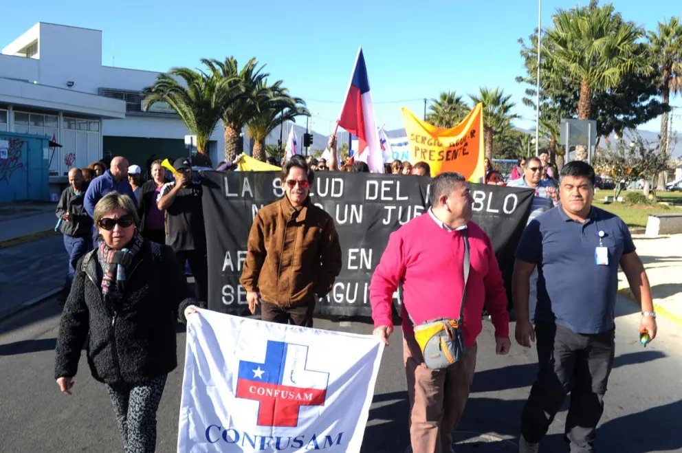 Los representantes de Afusamco, encabezados por su presidente Luis Reyes y representantes de Confusam regional y nacional, encabezados por Esteban Maturana, marcharon una vez más por las calles de la comuna puerto. Foto:Lautaro Carmona