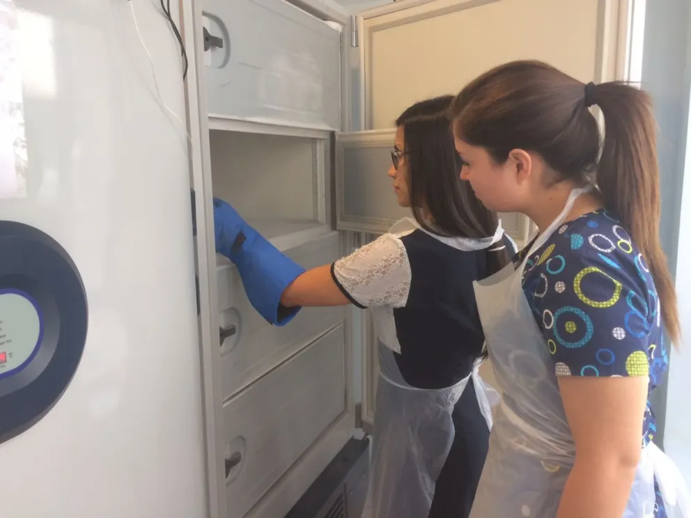 El tejido amniótico se conserva en unas cámaras especiales para que no pierda sus propiedades. Foto El Día