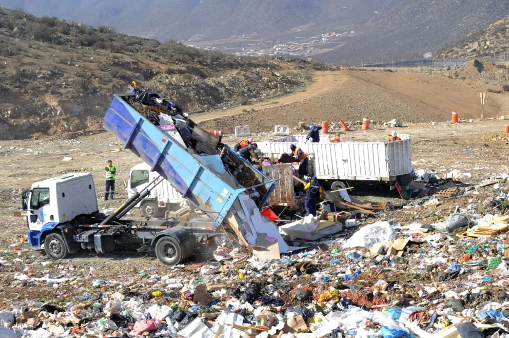 Son 600 toneladas diarias las que recibe actualmente el relleno sanitario El Panul, que abarca en total el 64% de los residuos de la región, en la comuna de Coquimbo. Foto: Lautaro Carmona