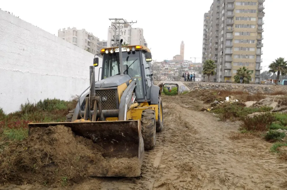 Con maquinaria se están despejando los ductos y sumideros en diferentes sectores de la comuna de Coquimbo. Foto: Andrea Cantillanes