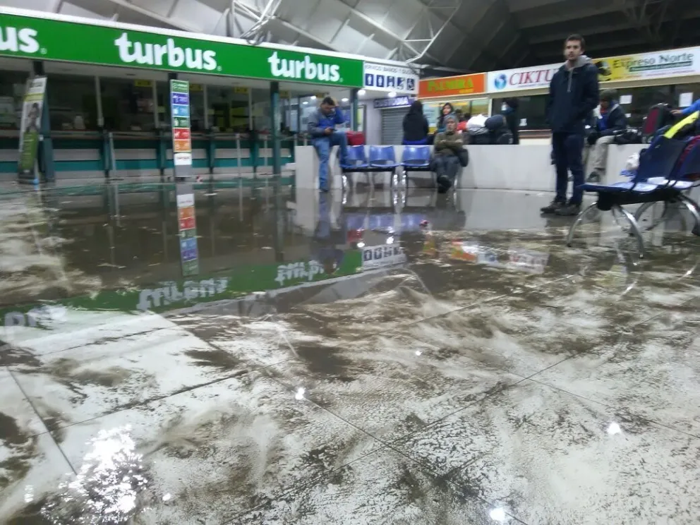 Pese al agua existente, muchos pasajeros llegaron hasta el recinto