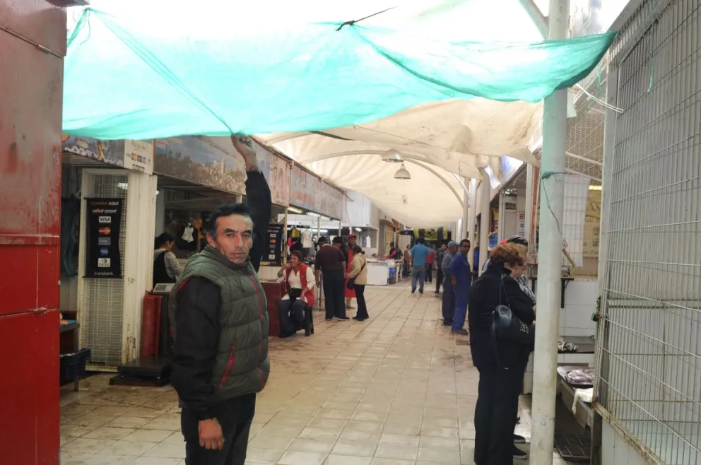 Locatarios se encuentran preocupados por la falta de canaletas y terminaciones de los trabajos, los que colapsaron con las intensas lluvias. Foto: Andrea Cantillanes
