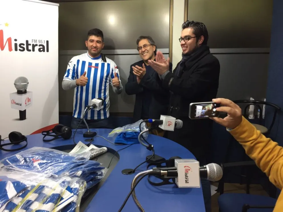 Mauricio Olguín, dirigente del club, recibe de manos del Diputado Alvarado un juego de camisetas. Foto: El Día