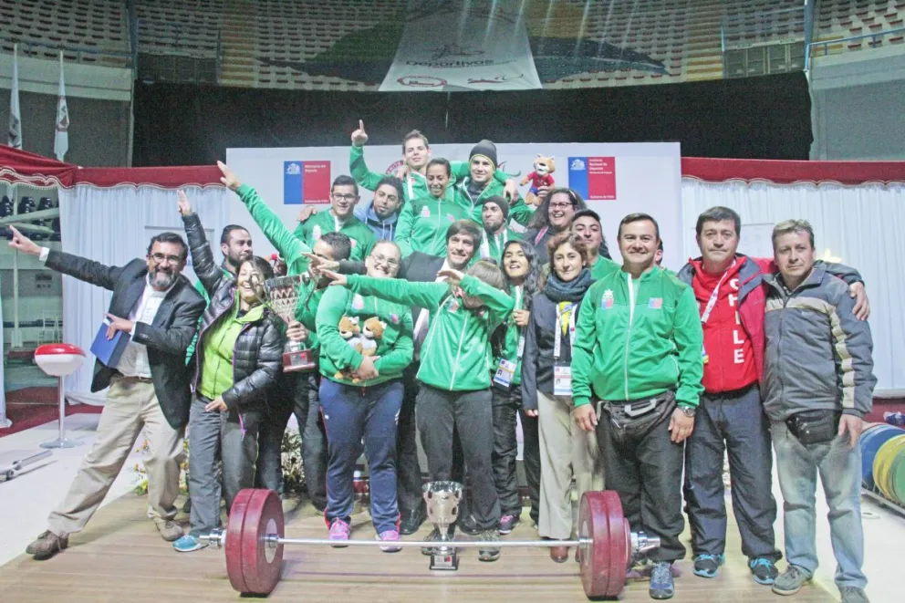 Positivo balance de las pesas en Bío-Bío con el primer lugar en damas y terceros en mixtos. El equipo vuelve feliz a casa.