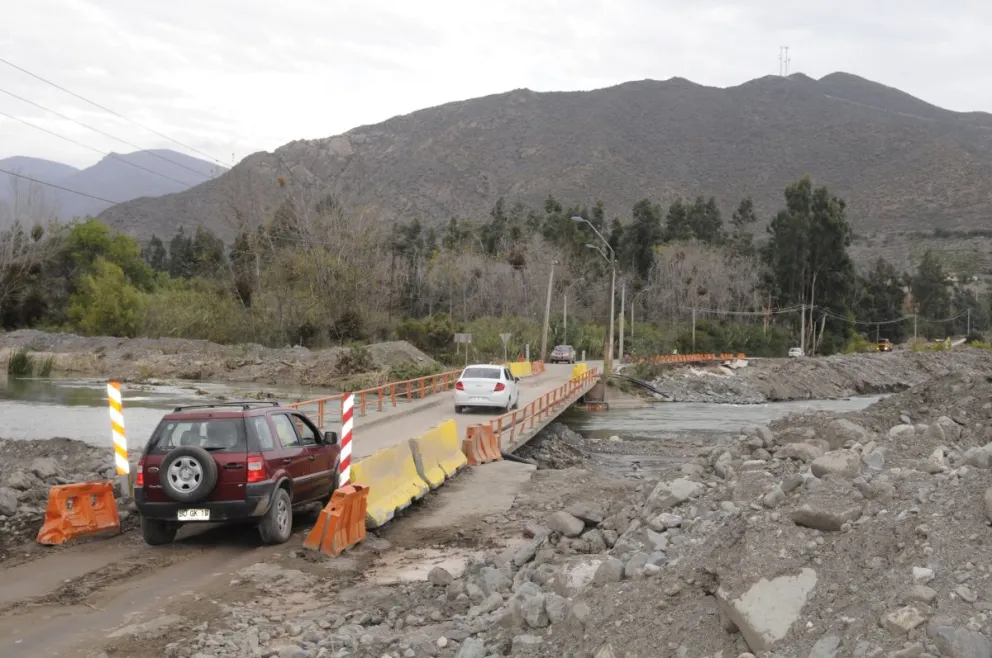 La fotografía muestra el estado en que se encontraba ayer esta infraestructura por la cual efectivamente están transitando vehículos menores.