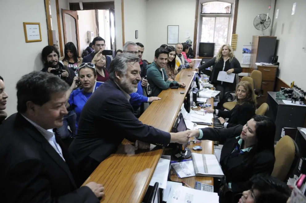 Hasta las dependencias de la notaría Claudio Barrena, llegó Guiller en su visita a la comuna puerto. Foto: Andrea Cantillanes