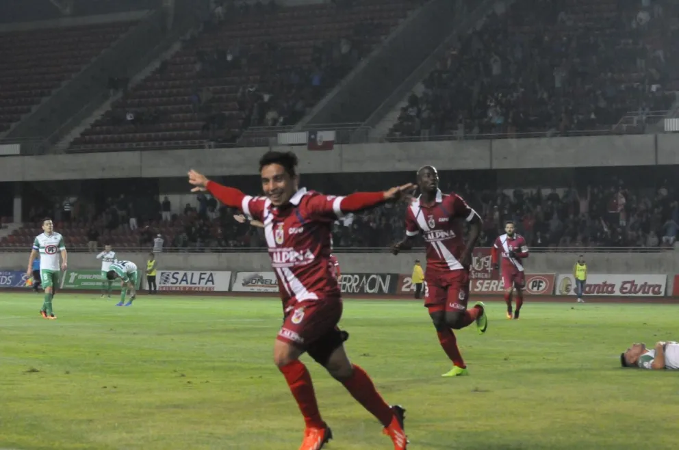 Este festejo tendrá que esperar. El Joche anotó el último tanto oficial de los granates en la temporada 2016-2017. Foto: Andrea Cantillanes