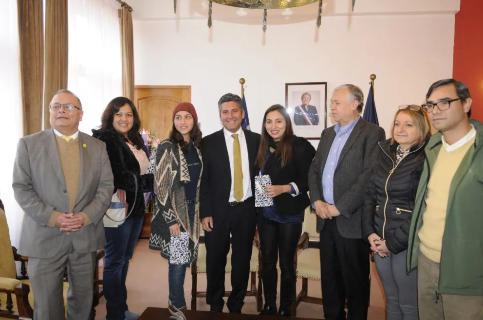 Eugenia Duarte y sus hijas Carla, y Ninozca, 2 de sus 4 hijos con gratuidad en la Universidad de La Serena, fueron reconocidos por las autoridades regionales.