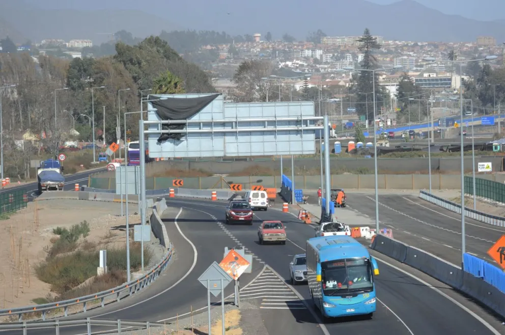 Este es el desvío que actualmente deben realizar los automovilistas para transitar por este sector y el tramo de 380 metros de largo por 50 de ancho que se mantiene sin trabajos desde julio de 2015.