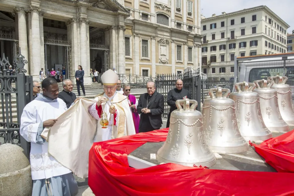 Las campanas artísticamente decoradas con el Rosario entorno tienen cada una su dedicación propia y los escudos del Santo Padre Francisco y del Arzobispo de La Serena Mons. René Rebolledo, con un peso superior a los 1300 kilos de metal que darán un sonoro concierto en cinco melodías musicales.