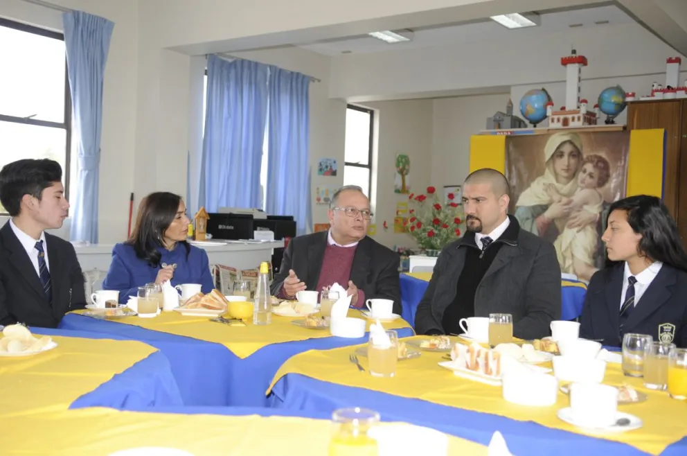La autoridad conversó con la comunidad educativa sobre los importantes cambios que ha generado esta ley en el establecimiento. Foto: Andrea Cantillanes