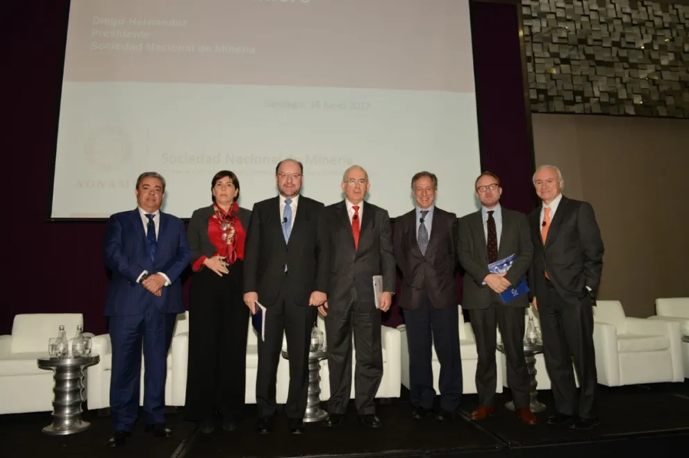 Durante la presentación del documento en Santiago se realizó además un foro panel en el que participaron representantes de la pequeña, mediana y gran minería, el que fue encabezado por Diego Hernández y el presidente de la CPC, Alfredo Moreno.