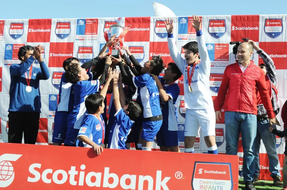 Los campeones de la versión 2017 de la Copa Scotiabank en La Serena: Francis School al momento de alzar la copa del mejor