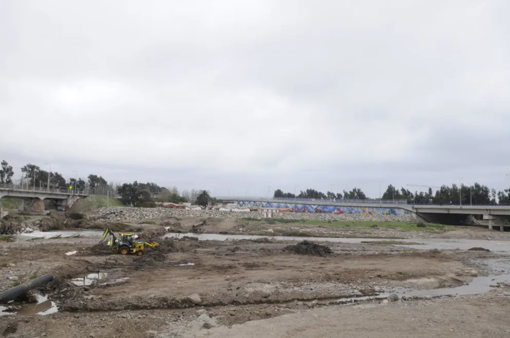 Según señalaron desde el Minvu, las nuevas obras que se desarrollaron en la carretera no fueron contempladas en el análisis hidrológico de este proyecto y se incrementa el riesgo de inundaciones, situación que ya se vio en las pasadas lluvias.