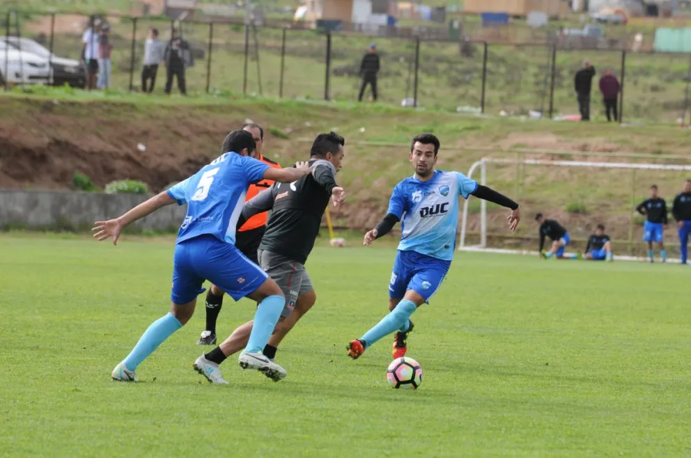 En el complejo Los Llanos jugaron esta mañana Colo Colo y el DUC