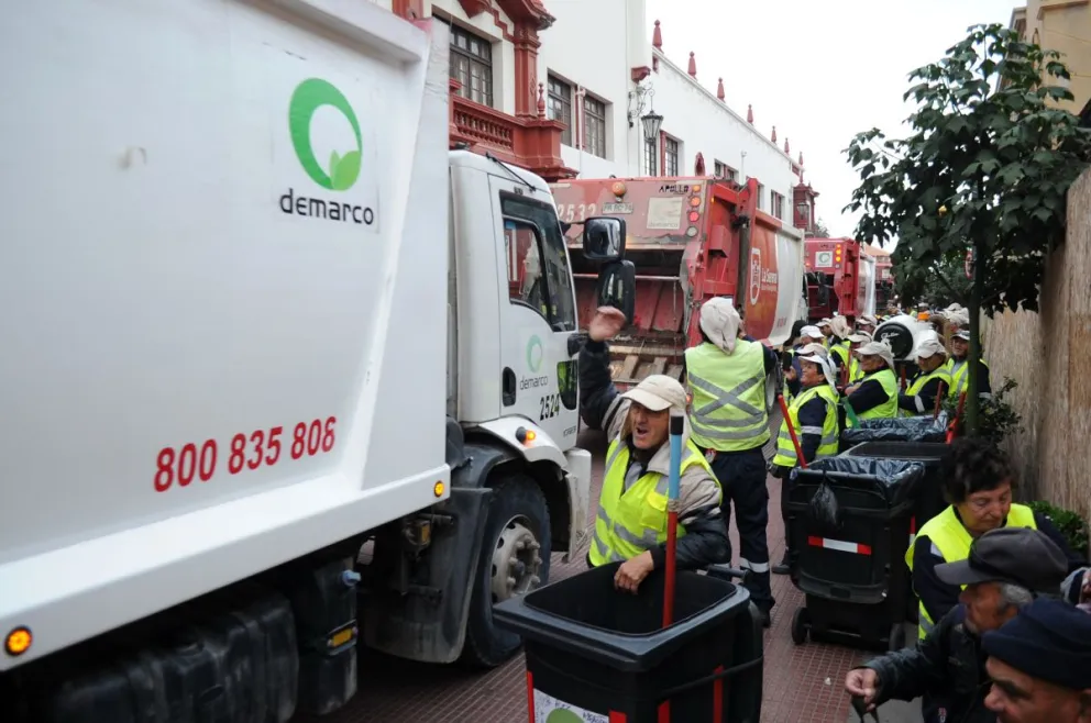 Trabajadores de De Marco protestaron frente al municipio por deudas impagas con la empresa