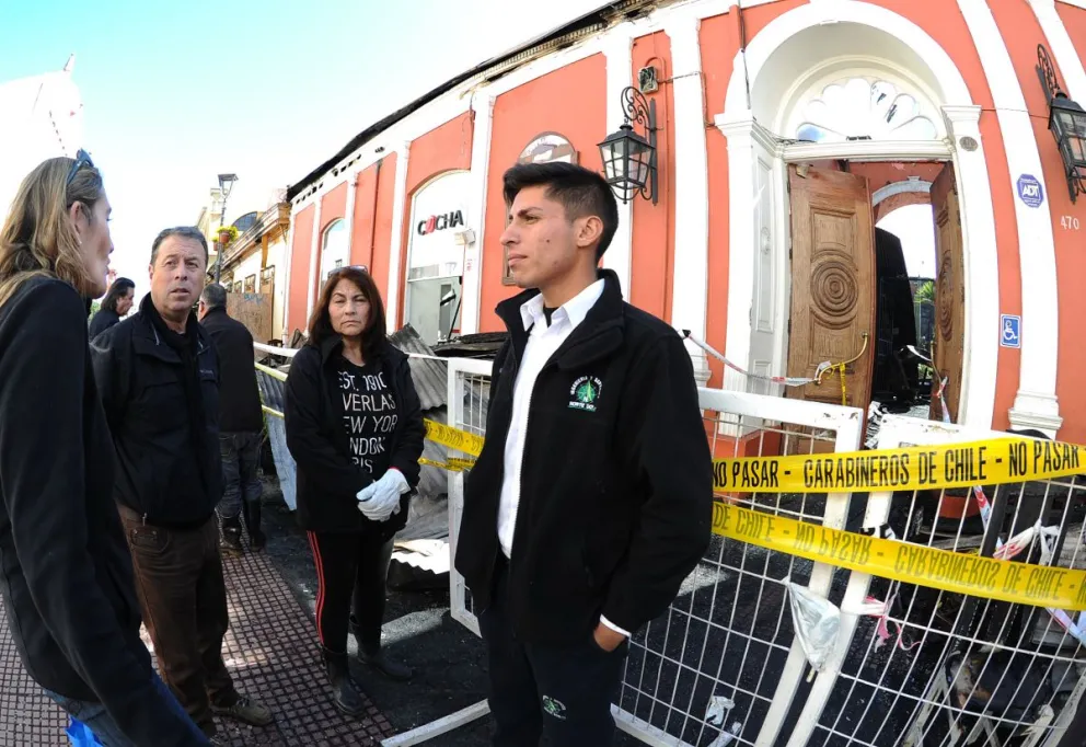 Locatarios han tratado de sacar lo poco que ha quedado tras el brutal incendio