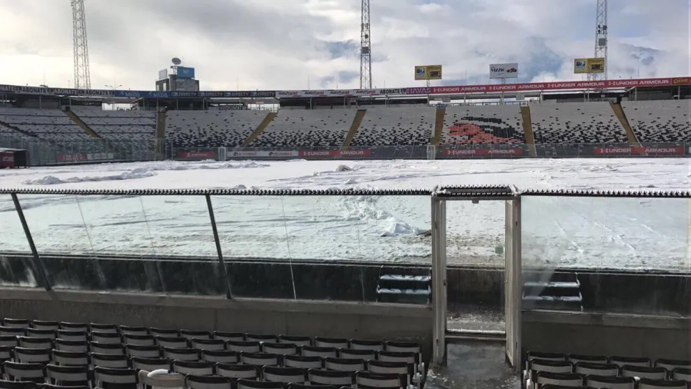 La nieve imposibilita el fútbol en el Estadio Monumental