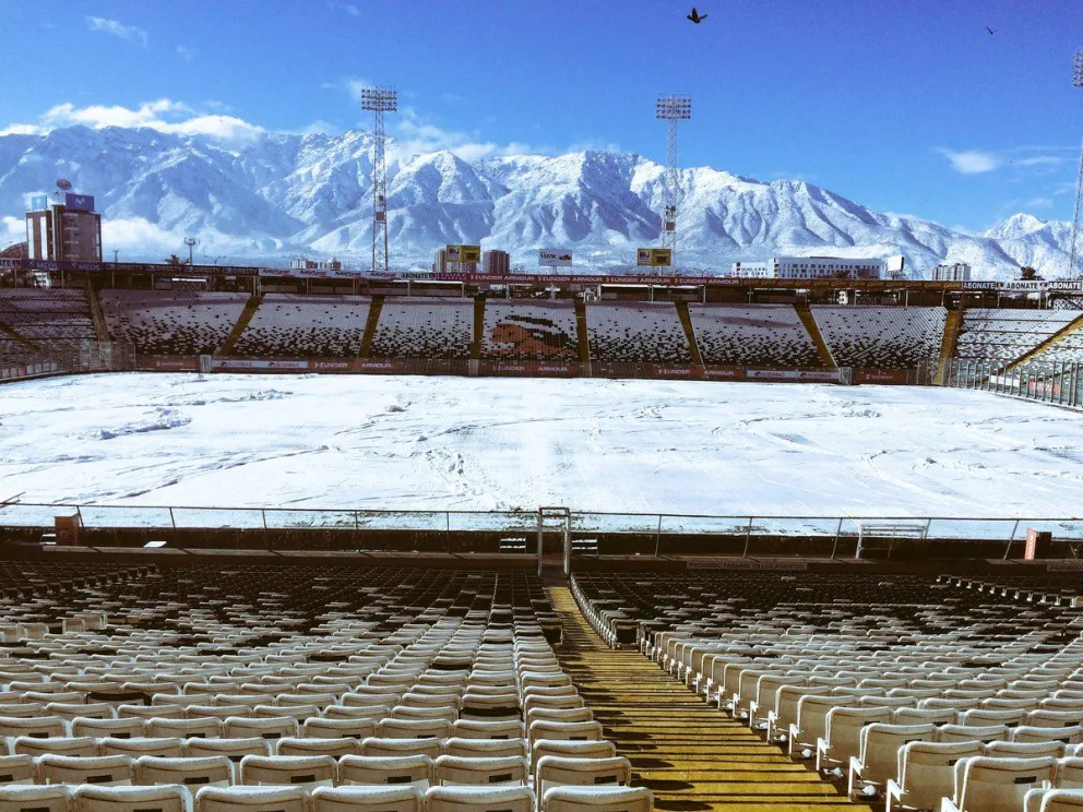 Tapada con nieve se encuentra la cancha del Estadio Monumental
