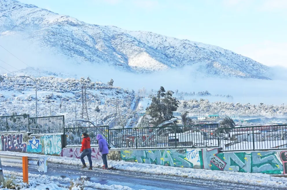 La masa fría de aire polar provocó una inédita nevazón en varias zonas del país. En la región provocó que las temperaturas descendieran durante la jornada de ayer.