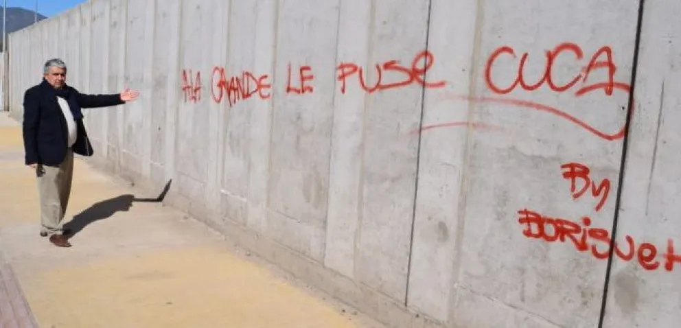 Las paredes y las veredas del recinto aparecieron rayadas