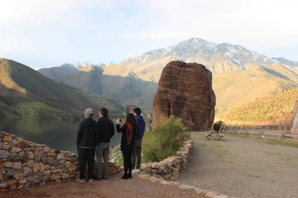 El embalse el Bato, en la provincia de Choapa, fue inaugurado el 2012 pero ya se ha convertido en un sitio de interés para los visitantes, que se reúnen a diario para poder realizar fotografías.